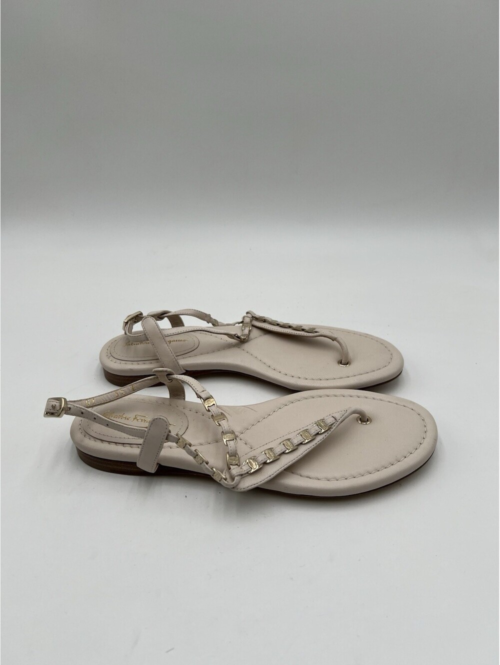 Women’s Salvatore Ferragamo Tahiti Gold Tone Chain White Leather Size 5.5